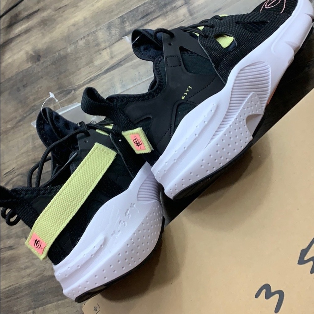 NIKE HUARACHE-TYPE black/pink TNT-black-zinnia - Picture 4 of 16